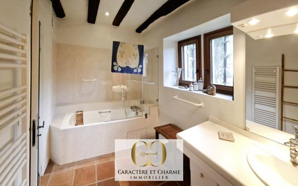 Sarlat-la-Canéda (24200) Sarlat: Propriété XVIIe. Ancienne résidence d'été des évêques de Sarlat. Dépendances. Lauze. Piscine. 5 hect.