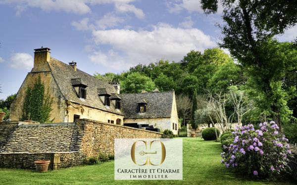 Sarlat-la-Canéda (24200) Sarlat: Propriété XVIIe. Ancienne résidence d'été des évêques de Sarlat. Dépendances. Lauze. Piscine. 5 hect.