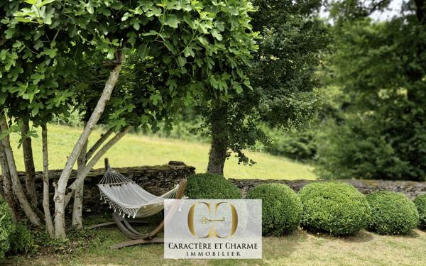 Sarlat-la-Canéda (24200) Sarlat: Propriété XVIIe. Ancienne résidence d'été des évêques de Sarlat. Dépendances. Lauze. Piscine. 5 hect.