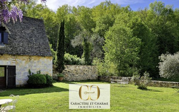 Sarlat-la-Canéda (24200) Sarlat: Propriété XVIIe. Ancienne résidence d'été des évêques de Sarlat. Dépendances. Lauze. Piscine. 5 hect.