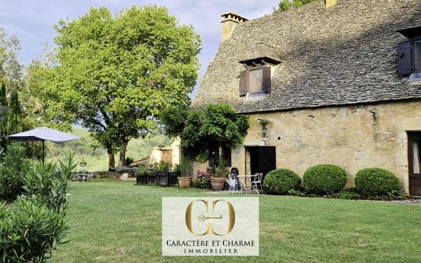 Sarlat-la-Canéda (24200) Sarlat: Propriété XVIIe. Ancienne résidence d'été des évêques de Sarlat. Dépendances. Lauze. Piscine. 5 hect.