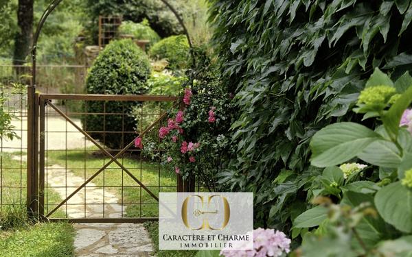 Sarlat-la-Canéda (24200) Sarlat: Propriété XVIIe. Ancienne résidence d'été des évêques de Sarlat. Dépendances. Lauze. Piscine. 5 hect.