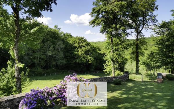 Sarlat-la-Canéda (24200) Sarlat: Propriété XVIIe. Ancienne résidence d'été des évêques de Sarlat. Dépendances. Lauze. Piscine. 5 hect.