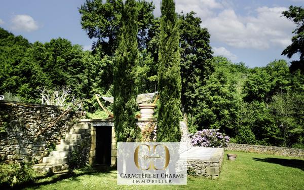 Sarlat-la-Canéda (24200) Sarlat: Propriété XVIIe. Ancienne résidence d'été des évêques de Sarlat. Dépendances. Lauze. Piscine. 5 hect.