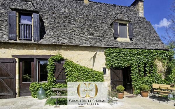 Sarlat-la-Canéda (24200) Sarlat: Propriété XVIIe. Ancienne résidence d'été des évêques de Sarlat. Dépendances. Lauze. Piscine. 5 hect.