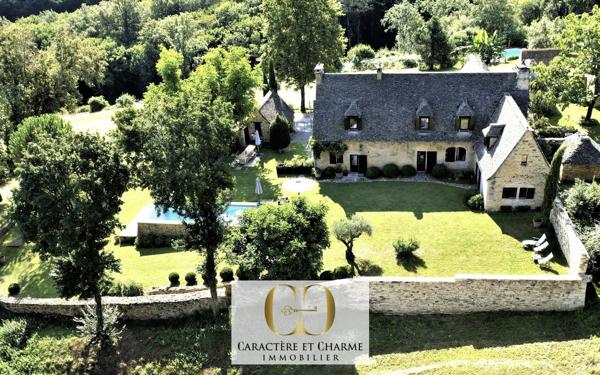 Sarlat-la-Canéda (24200) Sarlat: Propriété XVIIe. Ancienne résidence d'été des évêques de Sarlat. Dépendances. Lauze. Piscine. 5 hect.