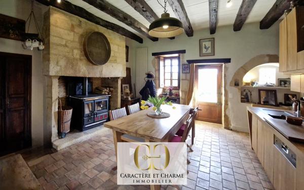 Sarlat-la-Canéda (24200) Sarlat: Propriété XVIIe. Ancienne résidence d'été des évêques de Sarlat. Dépendances. Lauze. Piscine. 5 hect.