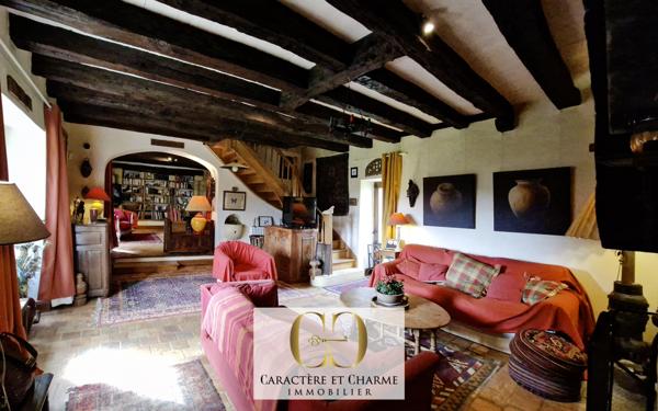 Sarlat-la-Canéda (24200) Sarlat: Propriété XVIIe. Ancienne résidence d'été des évêques de Sarlat. Dépendances. Lauze. Piscine. 5 hect.