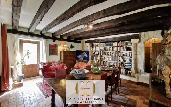 Sarlat-la-Canéda (24200) Sarlat: Propriété XVIIe. Ancienne résidence d'été des évêques de Sarlat. Dépendances. Lauze. Piscine. 5 hect.