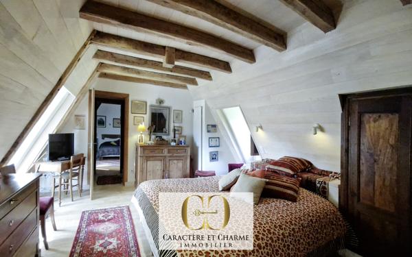 Sarlat-la-Canéda (24200) Sarlat: Propriété XVIIe. Ancienne résidence d'été des évêques de Sarlat. Dépendances. Lauze. Piscine. 5 hect.