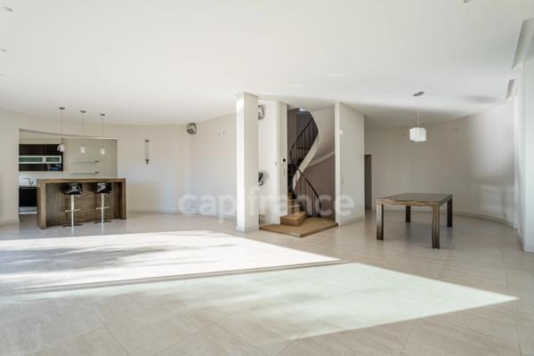 Propriete à vendre 8 pièces MARSEILLE 7EME ARRONDISSEMENT (13)/ Garage/ Accès mer