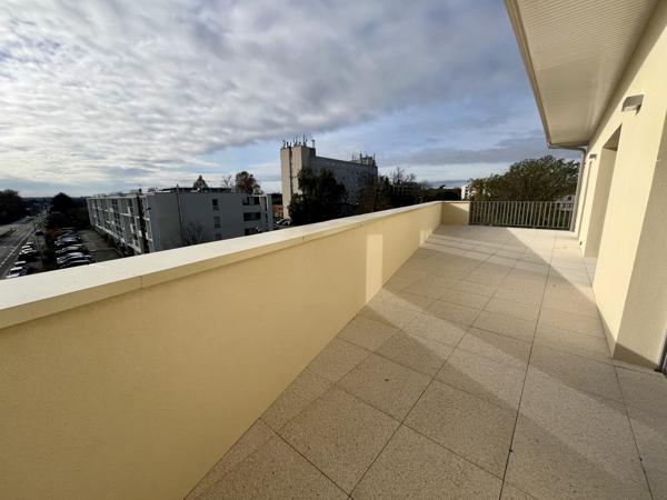 Superbe Attique - 2 Parkings - Proche Bourg