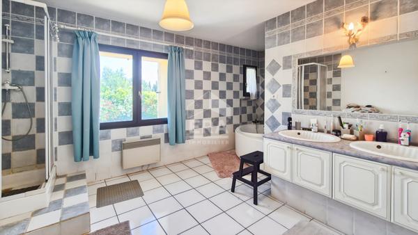 CHATEAURENARD - Maison 385 m2 6 chambres et piscine