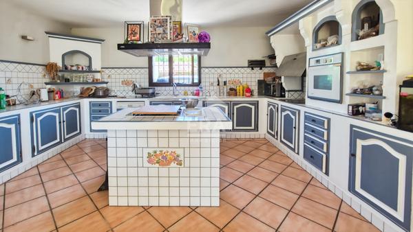 CHATEAURENARD - Maison 385 m2 6 chambres et piscine