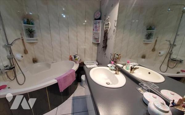 CARNOET - AFFAIRE COMMERCIALE AVEC LOGEMENT