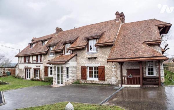 Demeure de caractère en pierres et colombages
