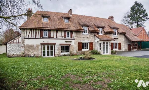 Demeure de caractère en pierres et colombages