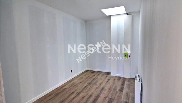 Centre village- Appartement 2 chambres- Balcon- Stationnement