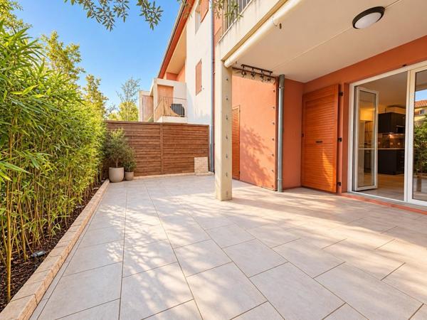 LA FARE-LES-OLIVIERS – T2 CENTRE-VILLE – TERRASSE 30 M² – PARKING PRIVATIF