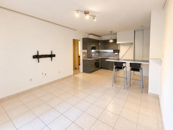 LA FARE-LES-OLIVIERS – T2 CENTRE-VILLE – TERRASSE 30 M² – PARKING PRIVATIF