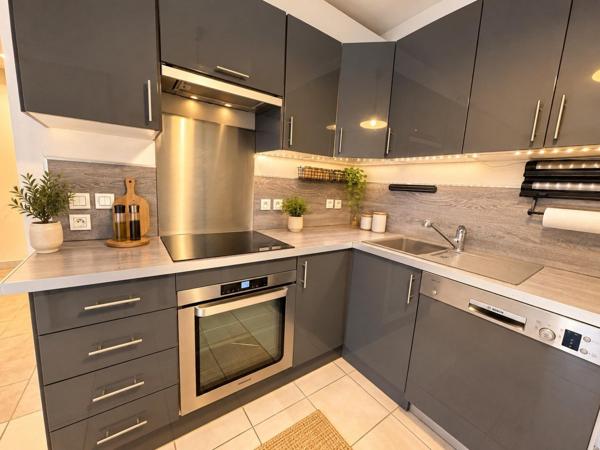 LA FARE-LES-OLIVIERS – T2 CENTRE-VILLE – TERRASSE 30 M² – PARKING PRIVATIF