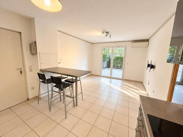 LA FARE-LES-OLIVIERS – T2 CENTRE-VILLE – TERRASSE 30 M² – PARKING PRIVATIF