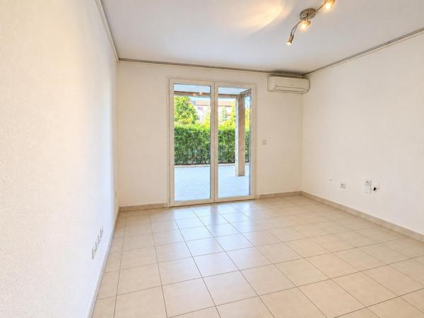 LA FARE-LES-OLIVIERS – T2 CENTRE-VILLE – TERRASSE 30 M² – PARKING PRIVATIF
