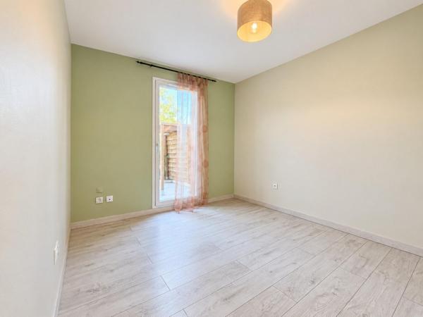 LA FARE-LES-OLIVIERS – T2 CENTRE-VILLE – TERRASSE 30 M² – PARKING PRIVATIF