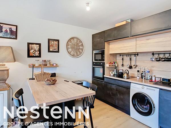 Appartement avec balcon et terrasse privative sur les toits.