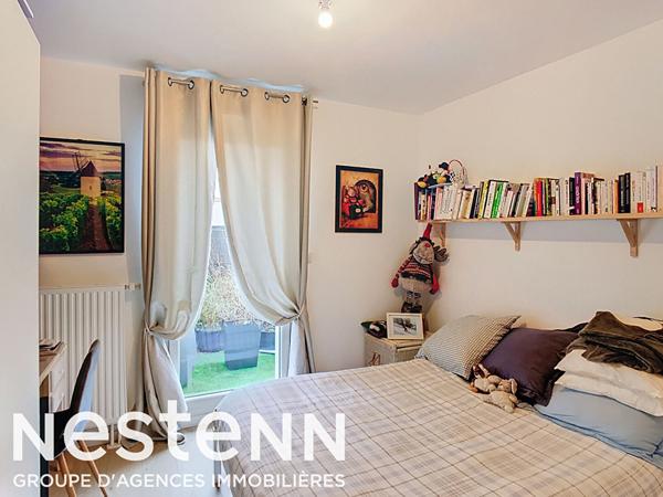 Appartement avec balcon et terrasse privative sur les toits.