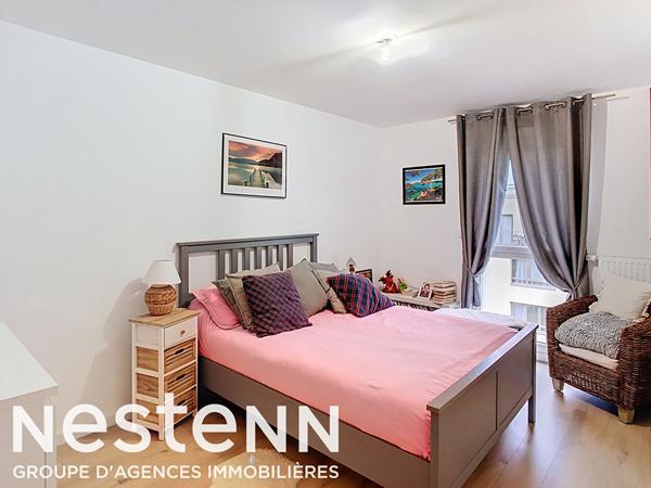 Appartement avec balcon et terrasse privative sur les toits.