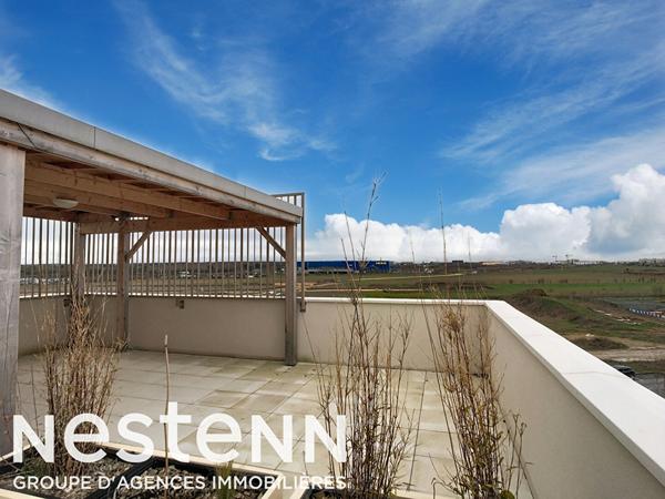 Appartement avec balcon et terrasse privative sur les toits.