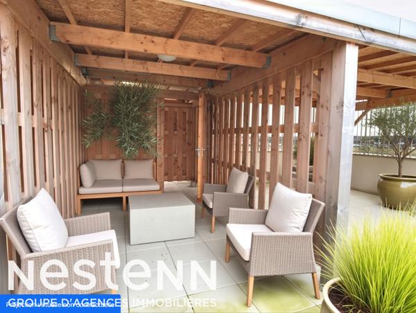 Appartement avec balcon et terrasse privative sur les toits.