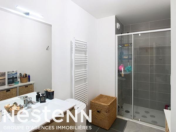 Appartement avec balcon et terrasse privative sur les toits.