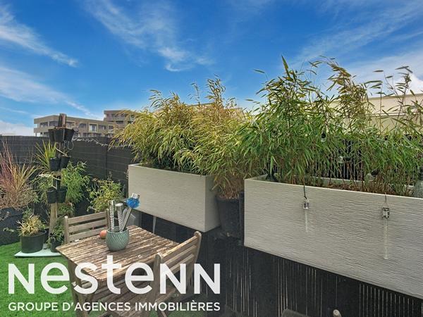 Appartement avec balcon et terrasse privative sur les toits.