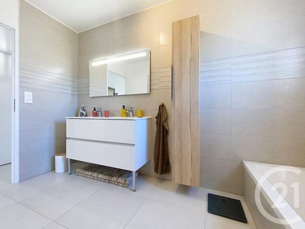 Maison à vendre  4 pièces - 94,02 m2 PORT DES BARQUES - 17