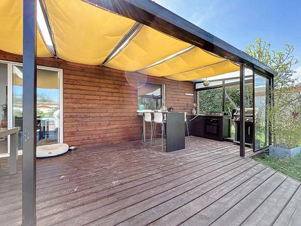 Villa Livron Sur Drome 7 pièce(s) 145 m2, jardin de 999m² piscine et plage en bois