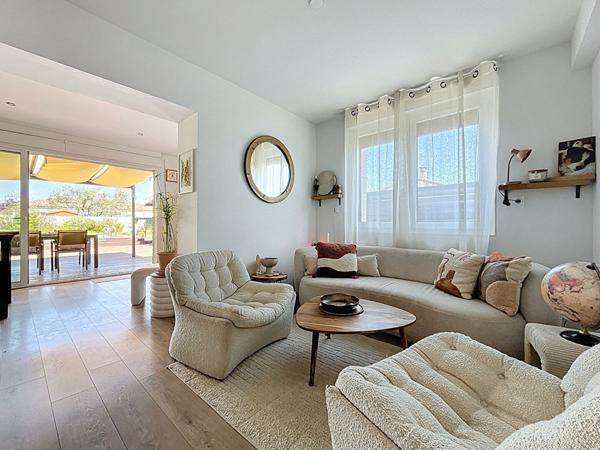 Villa Livron Sur Drome 7 pièce(s) 145 m2, jardin de 999m² piscine et plage en bois