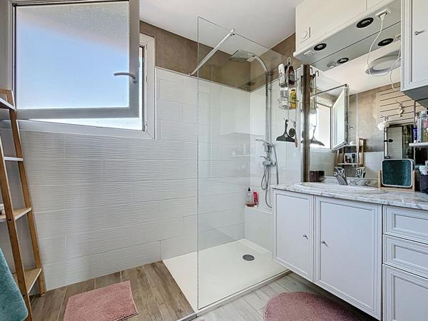 Villa Livron Sur Drome 7 pièce(s) 145 m2, jardin de 999m² piscine et plage en bois