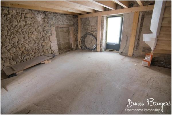 Maison mitoyenne brute avec fort potentiel d'environ 140 m² au sol