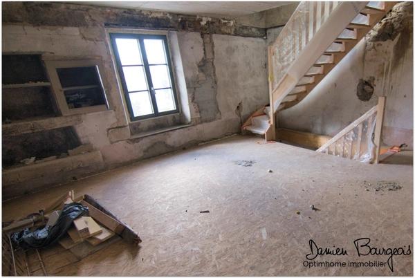 Maison mitoyenne brute avec fort potentiel d'environ 140 m² au sol