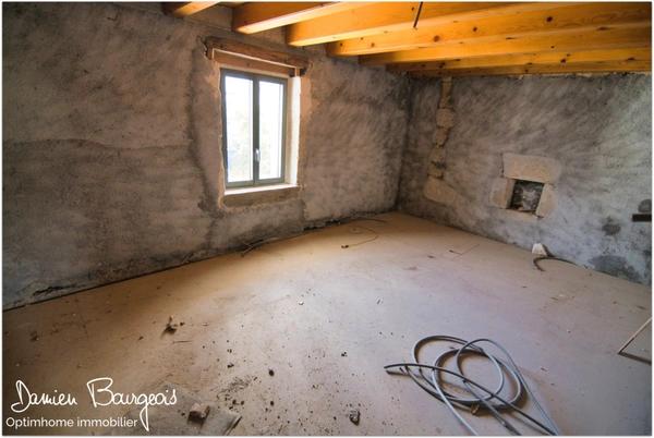 Maison mitoyenne brute avec fort potentiel d'environ 140 m² au sol