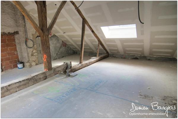 Maison mitoyenne brute avec fort potentiel d'environ 140 m² au sol