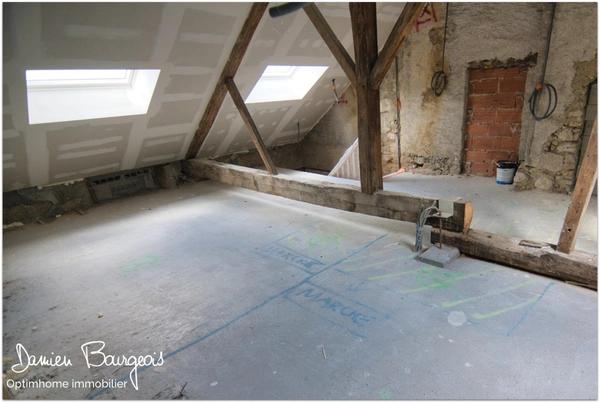 Maison mitoyenne brute avec fort potentiel d'environ 140 m² au sol