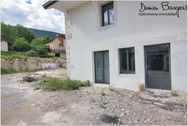 Maison mitoyenne brute avec fort potentiel d'environ 140 m² au sol