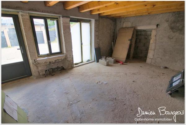 Maison mitoyenne brute avec fort potentiel d'environ 140 m² au sol