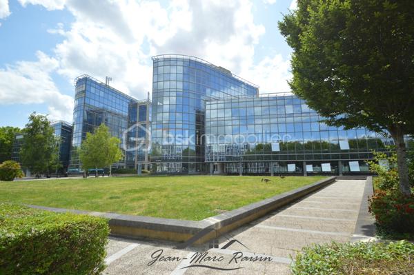 🚉 **À VENDRE – Fonds de commerce de restauration rapide face à la Gare Villepinte – Parc des Expositions** 🍽️

📍 **Emplacement privilégié !**
Situé juste en face de la gare RER Villepinte – Parc des Expositions, cet établissement bénéficie d'un flux constant de voyageurs, salariés, visiteurs et exposants tout au long de l'année.

✨ **Une affaire clé en main**
Concept de restauration rapide sans extraction ni cuisine lourde, parfaitement adapté à la vente à emporter, aux salades, sandwiches, snacks, boissons, desserts ou produits frais.

🪑 **Capacité d'accueil**
• 36 places assises en intérieur
• 16 places en terrasse

📦 **Vente incluant**
✔ Matériel d'exploitation
✔ Fichier clients
✔ Activité e-commerce déjà opérationnelle

🔑 **Local en parfait état**
Aucun travaux à prévoir, exploitation immédiate.

📈 **Activité rentable et en progression**
Chiffre d'affaires en constante évolution avec de réelles perspectives de développement pour un repreneur dynamique.

⭐ **Atout majeur**
Très faible concurrence sur le secteur. Les autorisations pour les commerces de bouche y sont particulièrement rares, ce qui renforce la valeur et le potentiel de cette affaire.

💡 Que vous soyez restaurateur, entrepreneur ou investisseur à la recherche d'une activité rentable dans un secteur à fort passage, cette opportunité mérite toute votre attention.

📞 Contactez-moi dès aujourd'hui pour obtenir davantage d'informations et organiser une visite.