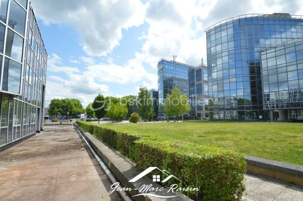 🚉 **À VENDRE – Fonds de commerce de restauration rapide face à la Gare Villepinte – Parc des Expositions** 🍽️

📍 **Emplacement privilégié !**
Situé juste en face de la gare RER Villepinte – Parc des Expositions, cet établissement bénéficie d'un flux constant de voyageurs, salariés, visiteurs et exposants tout au long de l'année.

✨ **Une affaire clé en main**
Concept de restauration rapide sans extraction ni cuisine lourde, parfaitement adapté à la vente à emporter, aux salades, sandwiches, snacks, boissons, desserts ou produits frais.

🪑 **Capacité d'accueil**
• 36 places assises en intérieur
• 16 places en terrasse

📦 **Vente incluant**
✔ Matériel d'exploitation
✔ Fichier clients
✔ Activité e-commerce déjà opérationnelle

🔑 **Local en parfait état**
Aucun travaux à prévoir, exploitation immédiate.

📈 **Activité rentable et en progression**
Chiffre d'affaires en constante évolution avec de réelles perspectives de développement pour un repreneur dynamique.

⭐ **Atout majeur**
Très faible concurrence sur le secteur. Les autorisations pour les commerces de bouche y sont particulièrement rares, ce qui renforce la valeur et le potentiel de cette affaire.

💡 Que vous soyez restaurateur, entrepreneur ou investisseur à la recherche d'une activité rentable dans un secteur à fort passage, cette opportunité mérite toute votre attention.

📞 Contactez-moi dès aujourd'hui pour obtenir davantage d'informations et organiser une visite.