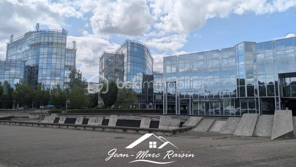 🚉 **À VENDRE – Fonds de commerce de restauration rapide face à la Gare Villepinte – Parc des Expositions** 🍽️

📍 **Emplacement privilégié !**
Situé juste en face de la gare RER Villepinte – Parc des Expositions, cet établissement bénéficie d'un flux constant de voyageurs, salariés, visiteurs et exposants tout au long de l'année.

✨ **Une affaire clé en main**
Concept de restauration rapide sans extraction ni cuisine lourde, parfaitement adapté à la vente à emporter, aux salades, sandwiches, snacks, boissons, desserts ou produits frais.

🪑 **Capacité d'accueil**
• 36 places assises en intérieur
• 16 places en terrasse

📦 **Vente incluant**
✔ Matériel d'exploitation
✔ Fichier clients
✔ Activité e-commerce déjà opérationnelle

🔑 **Local en parfait état**
Aucun travaux à prévoir, exploitation immédiate.

📈 **Activité rentable et en progression**
Chiffre d'affaires en constante évolution avec de réelles perspectives de développement pour un repreneur dynamique.

⭐ **Atout majeur**
Très faible concurrence sur le secteur. Les autorisations pour les commerces de bouche y sont particulièrement rares, ce qui renforce la valeur et le potentiel de cette affaire.

💡 Que vous soyez restaurateur, entrepreneur ou investisseur à la recherche d'une activité rentable dans un secteur à fort passage, cette opportunité mérite toute votre attention.

📞 Contactez-moi dès aujourd'hui pour obtenir davantage d'informations et organiser une visite.