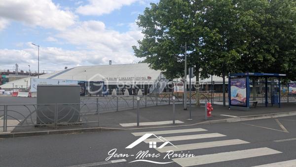 🚉 **À VENDRE – Fonds de commerce de restauration rapide face à la Gare Villepinte – Parc des Expositions** 🍽️

📍 **Emplacement privilégié !**
Situé juste en face de la gare RER Villepinte – Parc des Expositions, cet établissement bénéficie d'un flux constant de voyageurs, salariés, visiteurs et exposants tout au long de l'année.

✨ **Une affaire clé en main**
Concept de restauration rapide sans extraction ni cuisine lourde, parfaitement adapté à la vente à emporter, aux salades, sandwiches, snacks, boissons, desserts ou produits frais.

🪑 **Capacité d'accueil**
• 36 places assises en intérieur
• 16 places en terrasse

📦 **Vente incluant**
✔ Matériel d'exploitation
✔ Fichier clients
✔ Activité e-commerce déjà opérationnelle

🔑 **Local en parfait état**
Aucun travaux à prévoir, exploitation immédiate.

📈 **Activité rentable et en progression**
Chiffre d'affaires en constante évolution avec de réelles perspectives de développement pour un repreneur dynamique.

⭐ **Atout majeur**
Très faible concurrence sur le secteur. Les autorisations pour les commerces de bouche y sont particulièrement rares, ce qui renforce la valeur et le potentiel de cette affaire.

💡 Que vous soyez restaurateur, entrepreneur ou investisseur à la recherche d'une activité rentable dans un secteur à fort passage, cette opportunité mérite toute votre attention.

📞 Contactez-moi dès aujourd'hui pour obtenir davantage d'informations et organiser une visite.